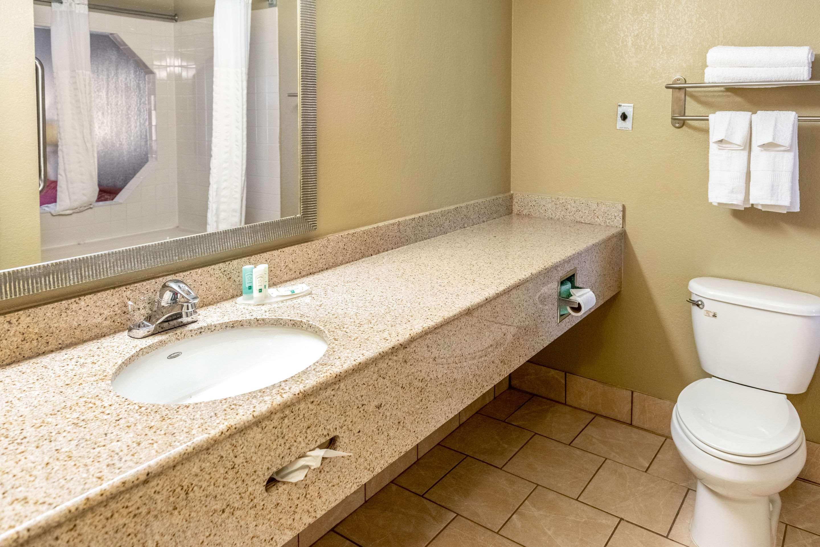 Quality Inn & Suites Seville Εξωτερικό φωτογραφία