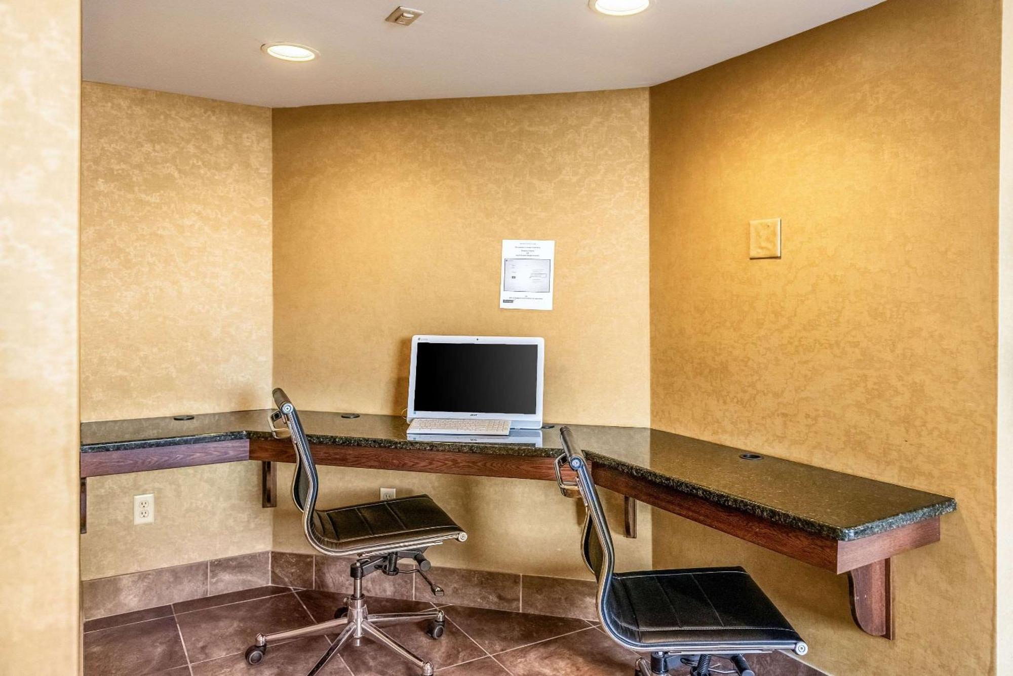 Quality Inn & Suites Seville Εξωτερικό φωτογραφία