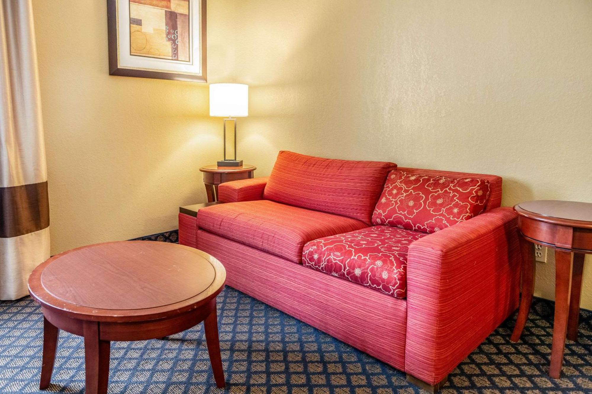 Quality Inn & Suites Seville Εξωτερικό φωτογραφία