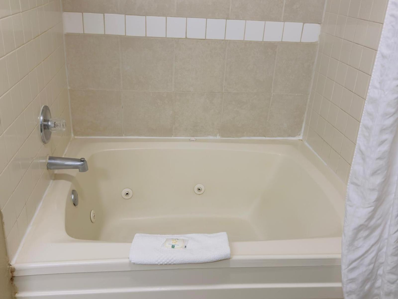Quality Inn & Suites Seville Εξωτερικό φωτογραφία